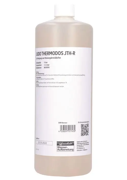 Flasche mit Judo Reinigungslösung, milchiger Flüssigkeit, etikettiert für die Reinigung von Heizungsanlagen. Beschreibung und Sicherheitsinformationen auf der Rückseite.